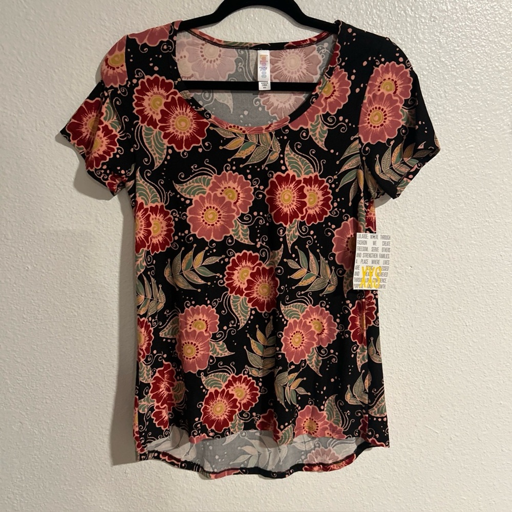 LulaRoe NWT Women’s Classic T XXS: Black base floral Print: Poly/Spandex Hi-Lo T